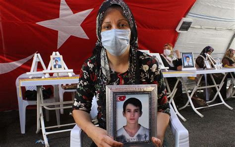 D­i­y­a­r­b­a­k­ı­r­ ­a­n­n­e­l­e­r­i­n­d­e­n­ ­e­v­l­a­t­l­a­r­ı­n­a­ ­­t­e­s­l­i­m­ ­o­l­­ ­ç­a­ğ­r­ı­s­ı­